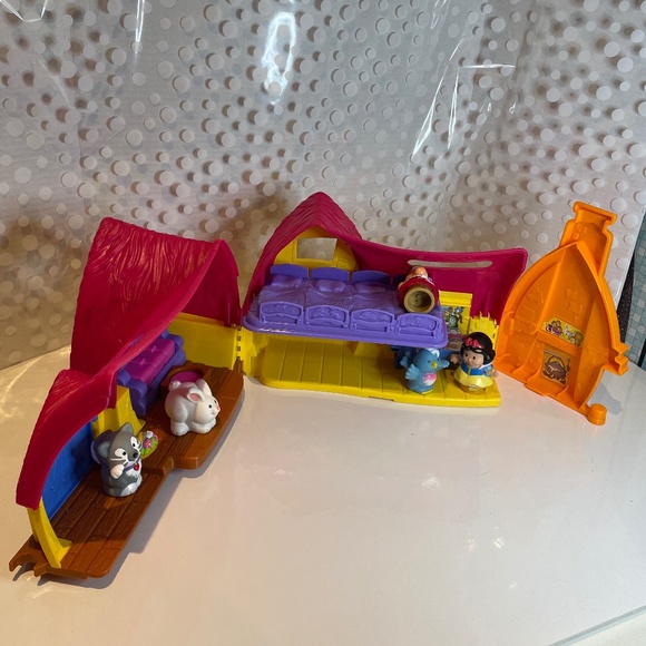 Fisher-Price Little People Disney Princess Snow White's Cottage playset - Picture 5 of 14